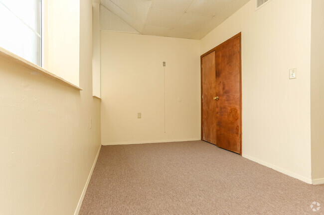 Studio, 1BA - 600 SF - Flaget Apartments-55 and Older Property