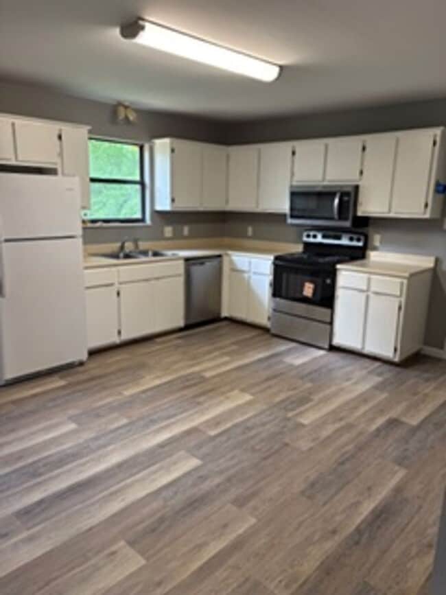 Building Photo - 2 Bedroom Condo Close to I-140 ( Pellissippi Parkway) Alcoa City services