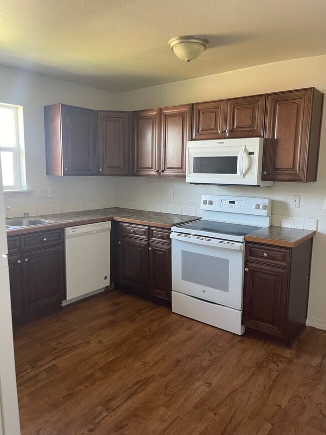 Building Photo - 4-Bedroom Home with Open Floor Plan and Fe...