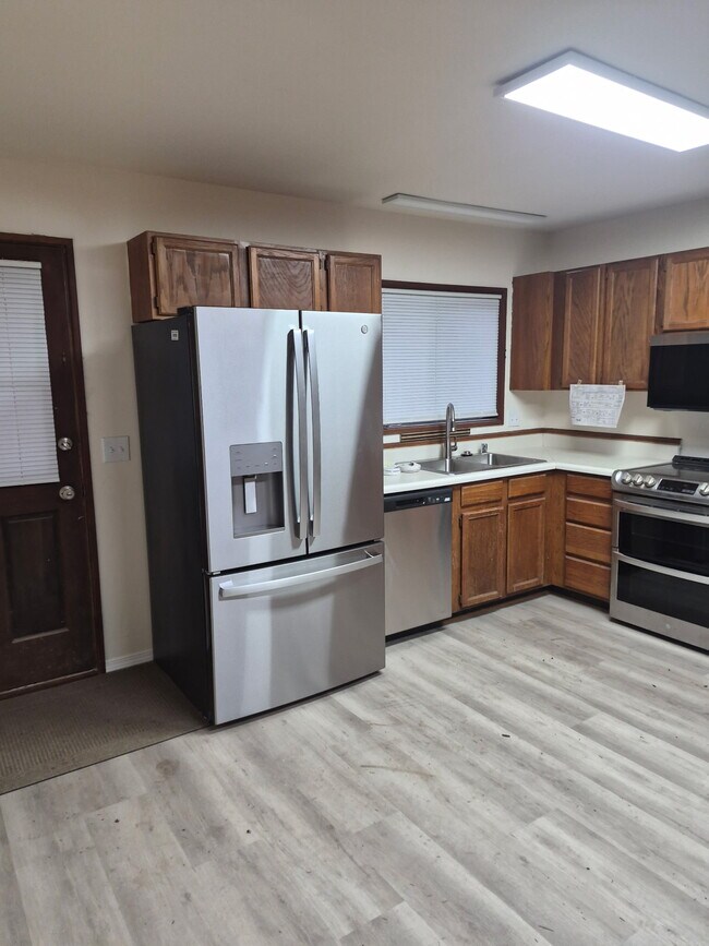 Building Photo - 988 NE Pennington Loop