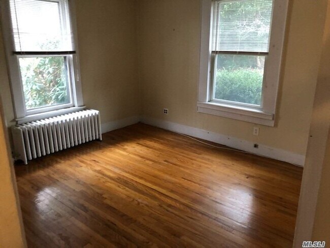 Building Photo - 64 Woolsey St