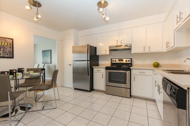 Building Photo - Les Tours Lakeshore