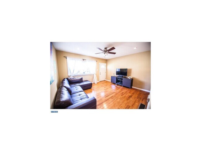 Sala de estar - 703 E Hector St