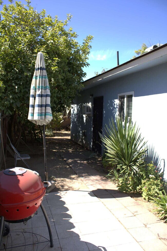 Foto del edificio - 1 Bed/1 Bath Studio for Rent! 1 Mile from ...