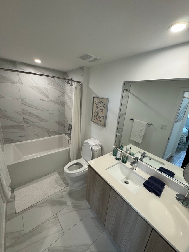 Building Photo - 505 W 76th St