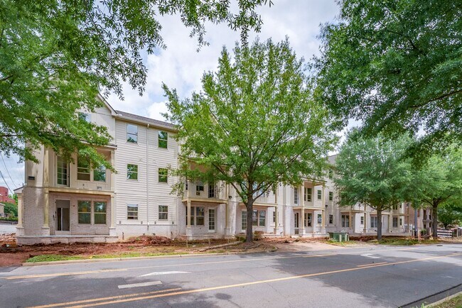 Building Photo - 1468 Paul W Bryant Dr