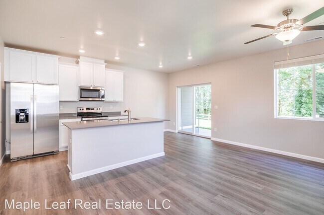 Foto del edificio - 4 br, 2.5 bath House - 8724 E Gilman Ave