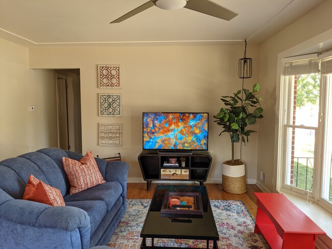 Living area with large bay window - 10461 Pennsylvania St