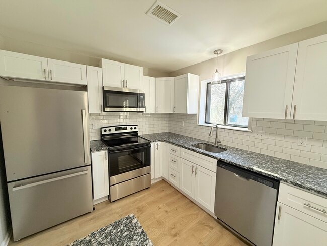 Building Photo - 104 Kelmar Ave