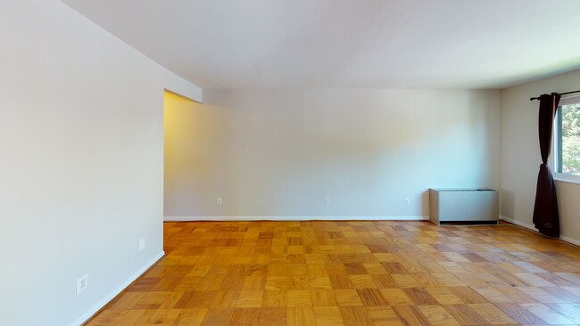 Foto del edificio - 4545 MacArthur Blvd NW