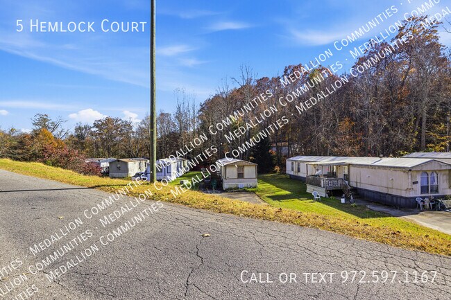 Foto del edificio - 5 Hemlock Ct