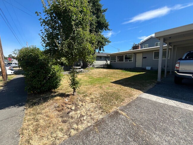 Building Photo - Three Bedroom House
