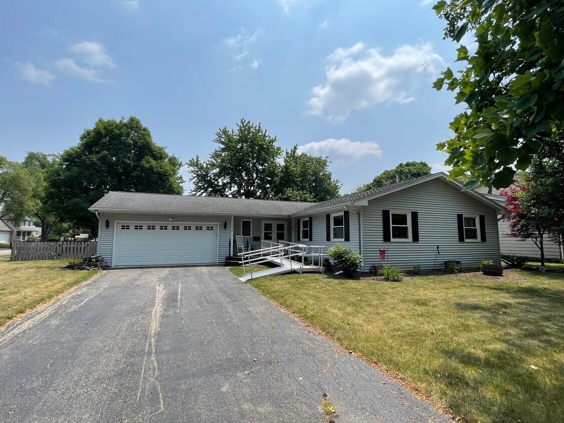 1830 Margaret Ln, DeKalb, IL 60115 House Rental in DeKalb, IL