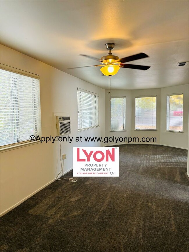 Building Photo - Charming 2/1 home in SUPER Mid-Town w/ *ad...