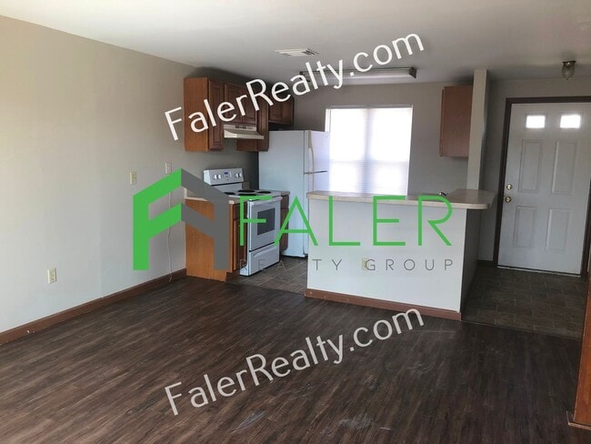 Building Photo - Spacious 2 Bed, 1.5 Bath Townhome