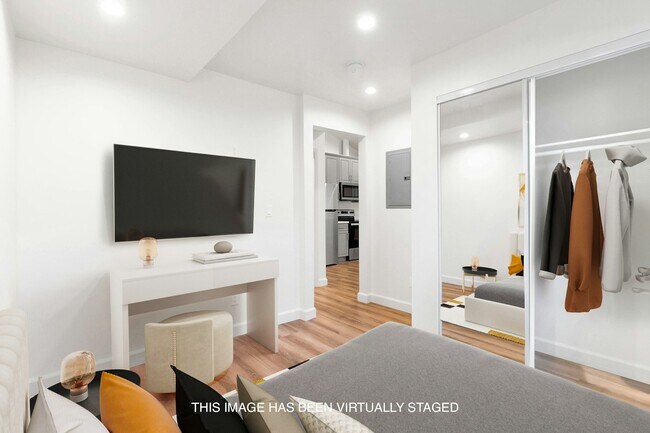 Foto del edificio - 8326 Beckford Ave