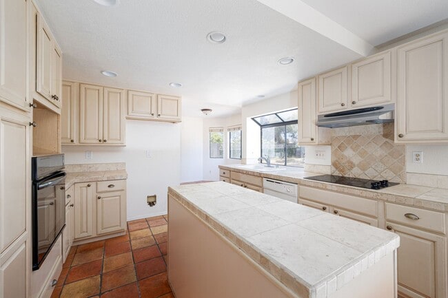 Building Photo - Beautiful 4 Bedroom home in the Heart of C...