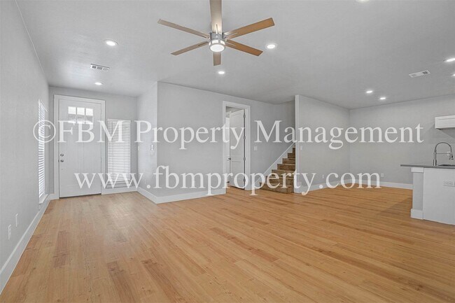 Building Photo - 5016 Villas Dr