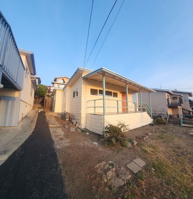 Foto del edificio - Views of Morro Bay in this cozy hillside cottage!