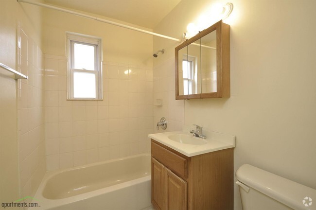 Baño - Maple Crest Apartments at East Rockaway