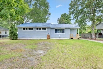 Building Photo - 613 Elm St