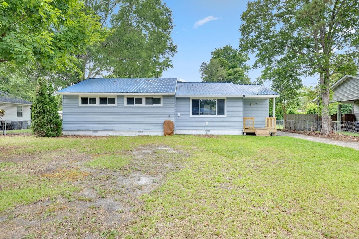 Foto principal - 3 bedroom Northwoods Home