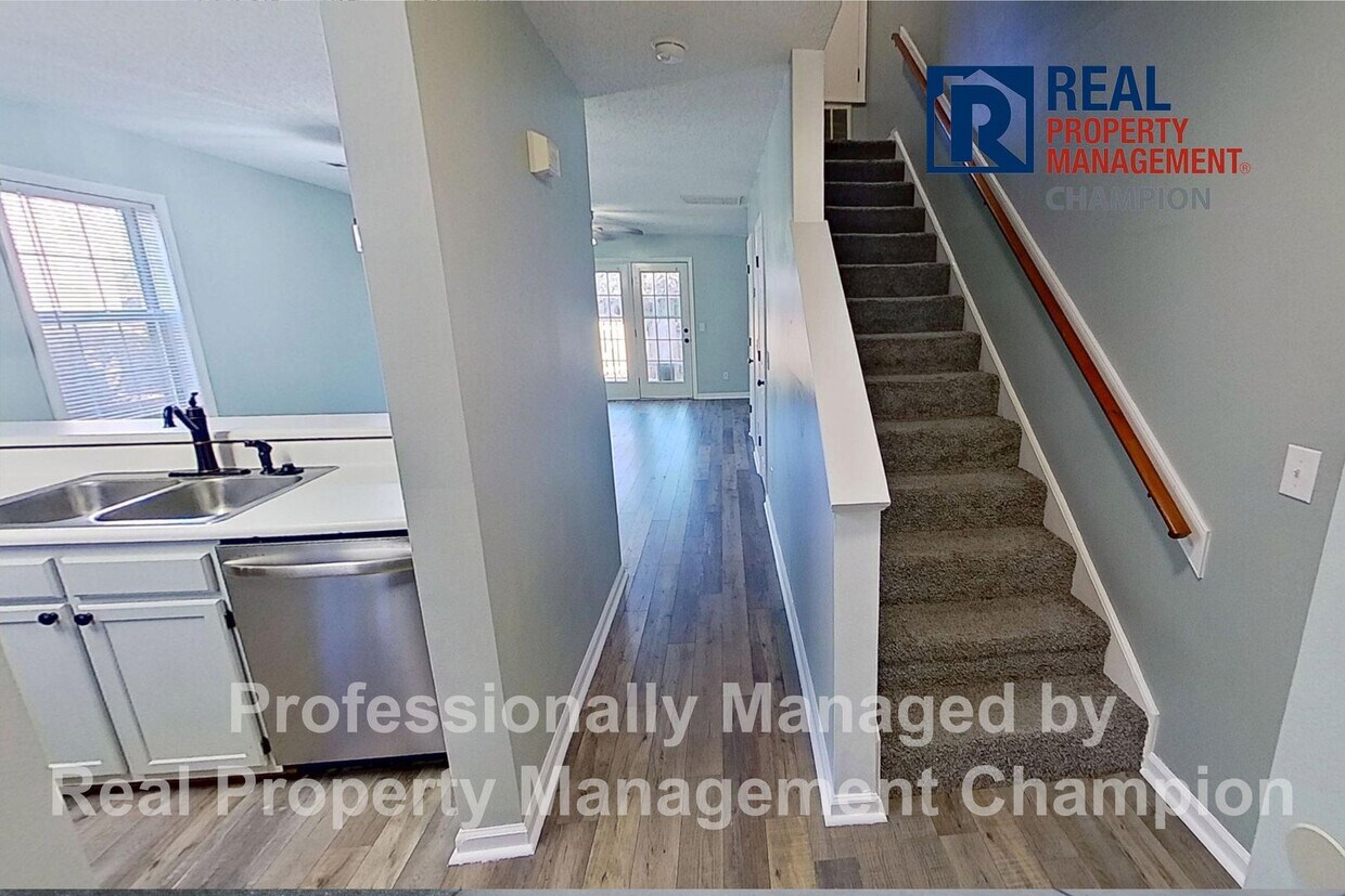 Recently updated 2 BD/1.5 BA End Unit Townhome w/Community Pool - Recently updated 2 BD/1.5 BA End Unit Townhome w/Community Pool