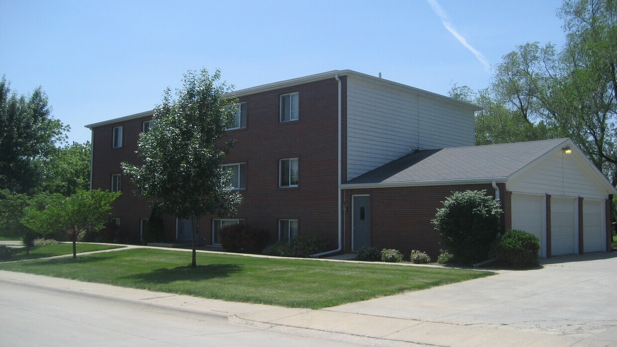 well maintained building - 203 S 16th St