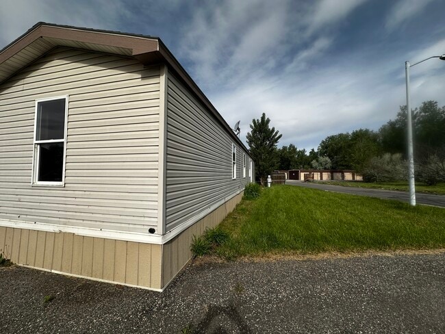 Building Photo - 40 Hartland St N