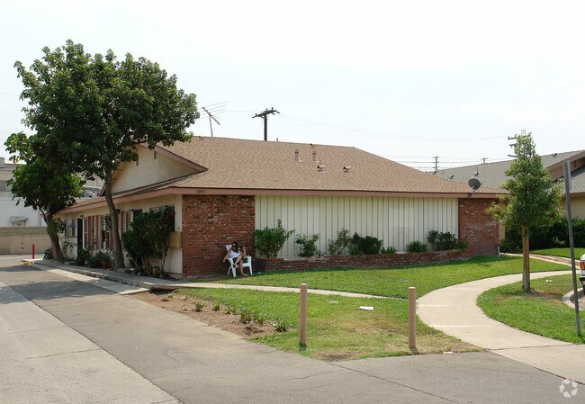 Foto del edificio - 1041 N Shattuck Pl