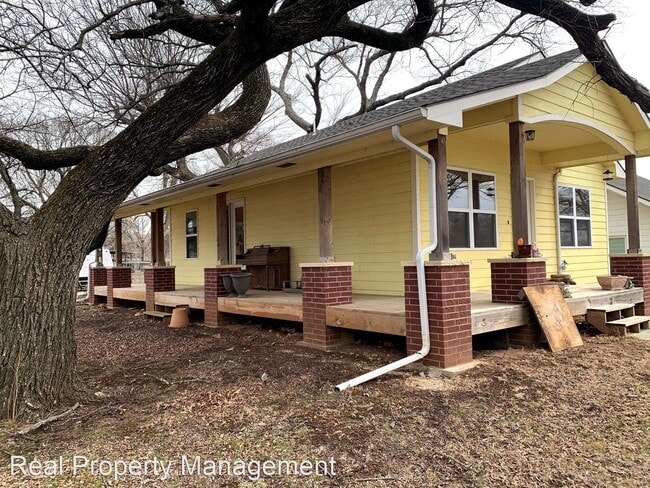 Building Photo - 3 br, 2 bath House - 122 N 5th St.