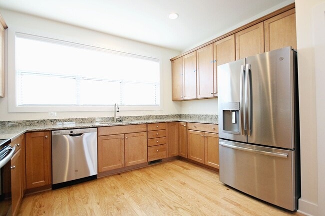 Building Photo - Pet-Friendly Old Trail Townhome With Rooftop Terrace