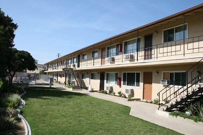 Futuresque Manor - Walnut Grand