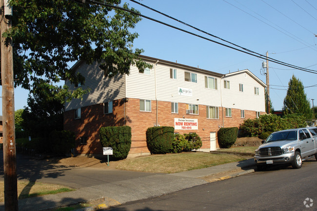 Building Photo - The Oak Tree Apartments