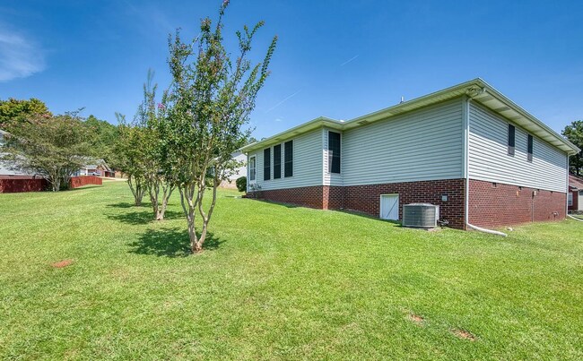 Foto del edificio - 2706 Martha Brooks Ln