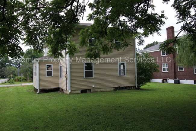 Building Photo - 2125 Gladstone Ave