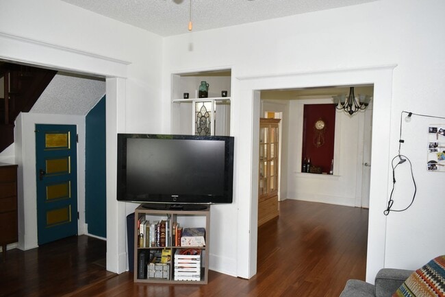 Building Photo - Charming 2 Bedroom 1 Bath 2 story Home in ...