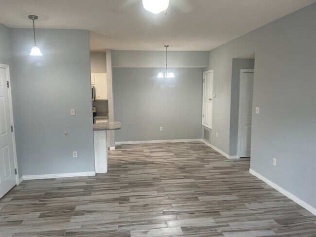 Building Photo - Newly Remodeled 2B/2B Apartment in the Hea...