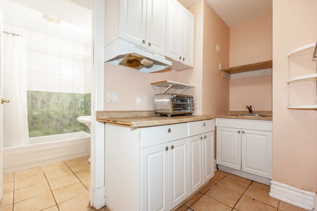 Photo du bâtiment - Bright, Beatutiful & Look Out Basement Apt.
