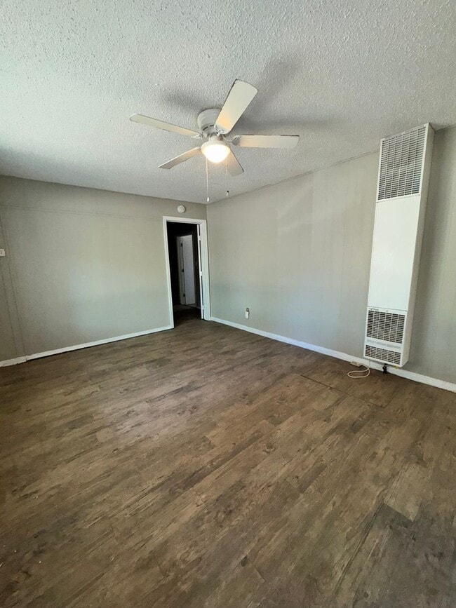 Building Photo - 3 Bedroom