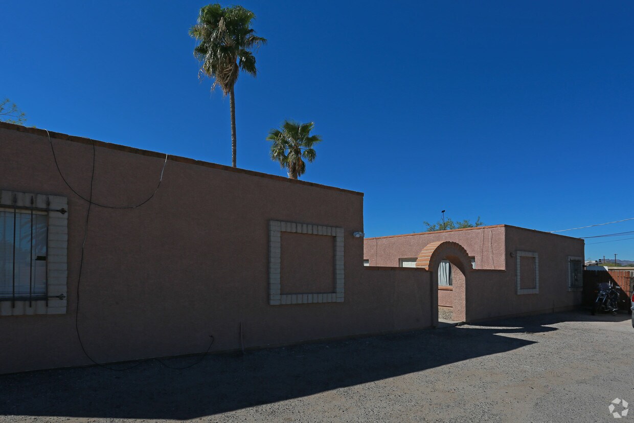 Primary Photo - 223-225 W Glenn St