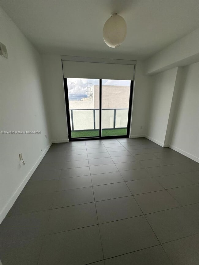 Building Photo - 1600 NE 1st Ave