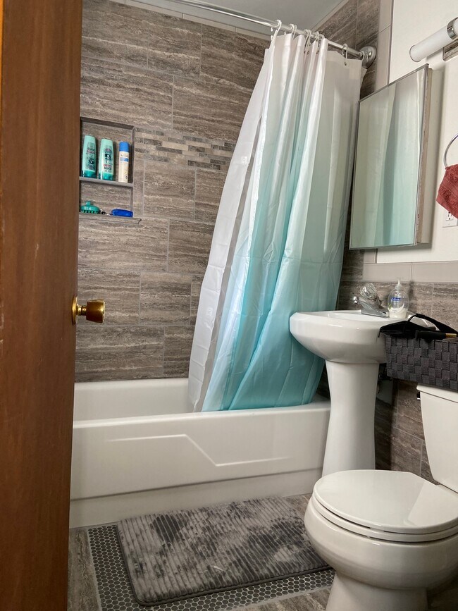 New fixtures 6ft showerhead! - 3203 W Taft St