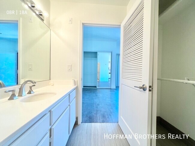 Foto del edificio - 8813 Burton Way