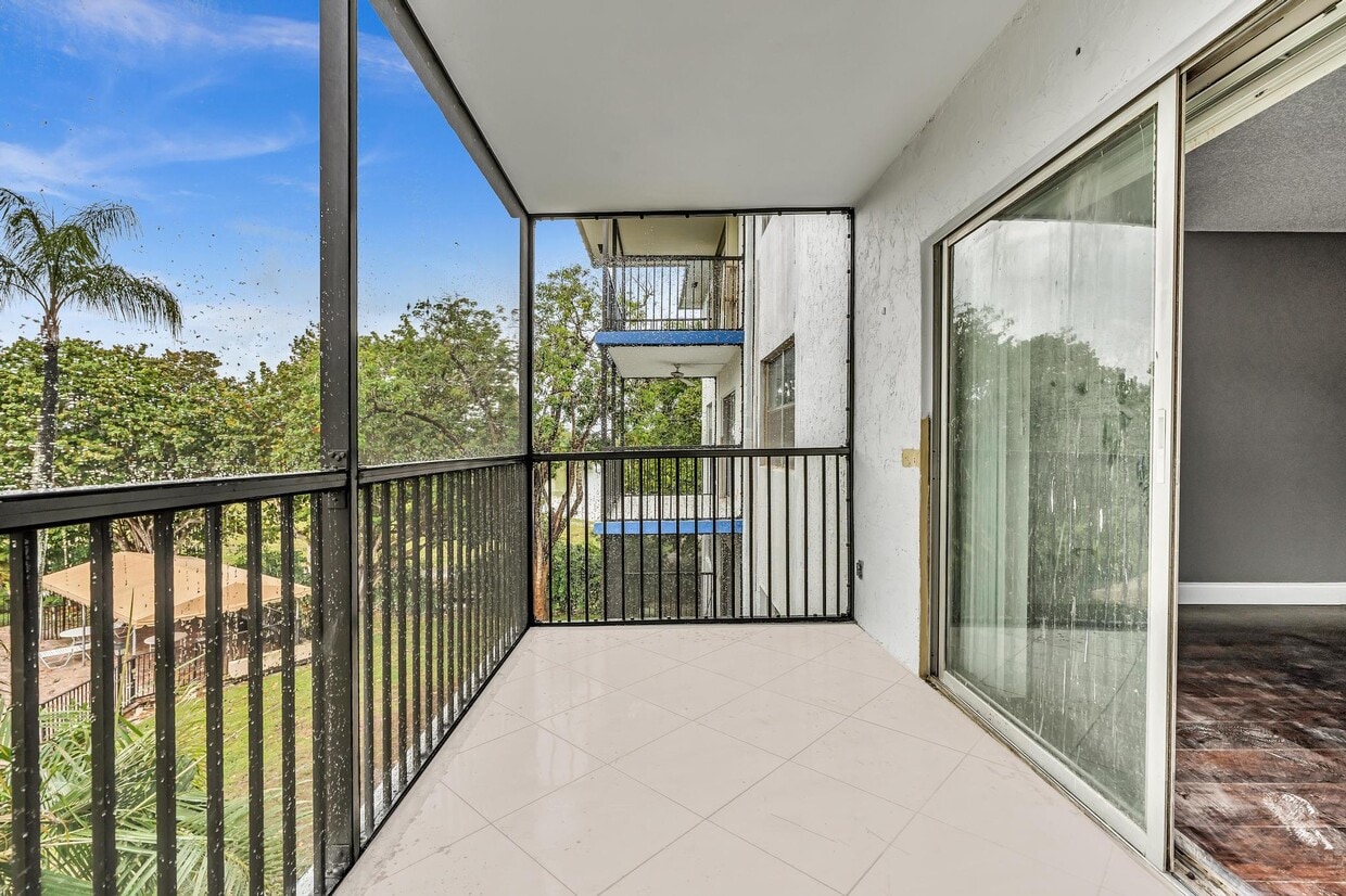 Photo - 5961 N Falls Cir Dr (Lauderhill, FL)