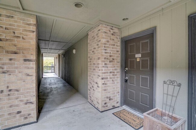Foto del edificio - 8888 Tallwood Dr