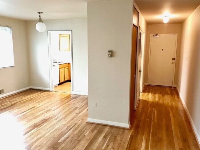 Building Photo - Hardwood floors! 1 Bed 1 Bath at Parkside Condominium; Utilities Included in Rent
