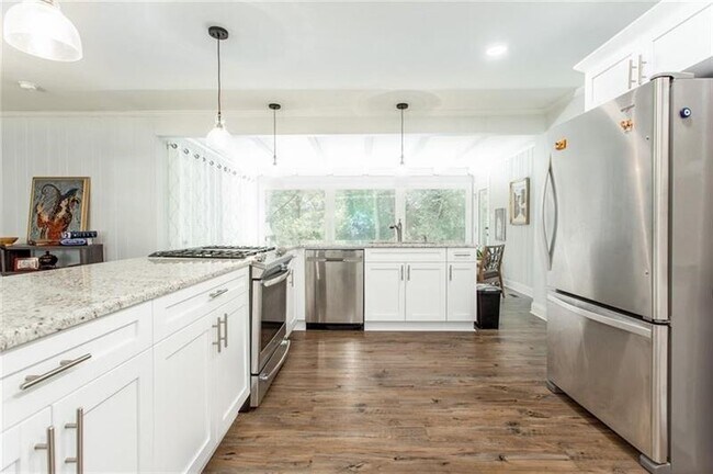 Building Photo - 1155 Clearview Dr NE