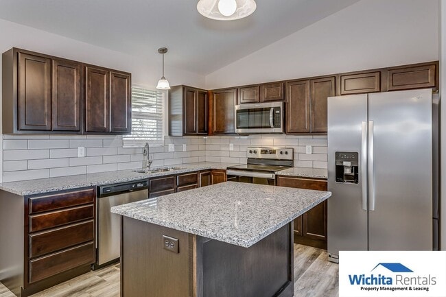 Building Photo - Newer 4 bed, 3 bath duplex!