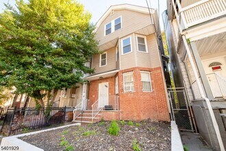 Building Photo - 166 Seymour Ave